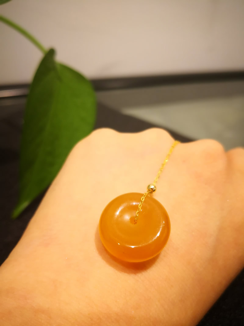 鸡油红蜜蜡平安扣项链(含18K金链)
