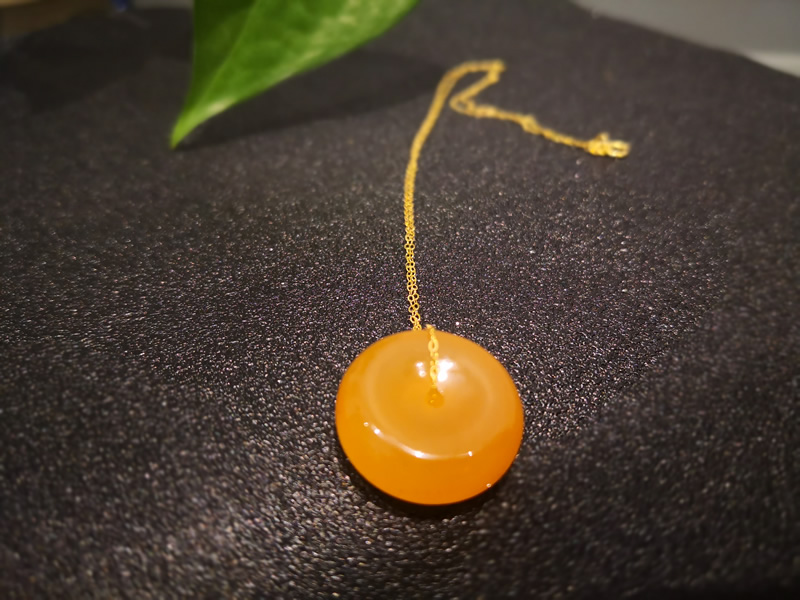 鸡油红蜜蜡平安扣项链(含18K金链)