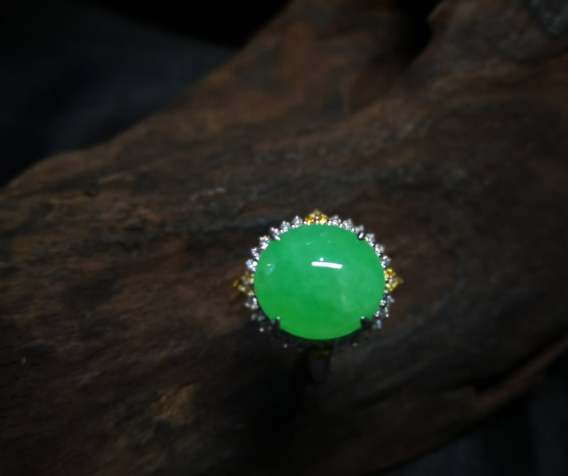 翡翠阳绿镶嵌18K重金镶嵌 真钻 戒指