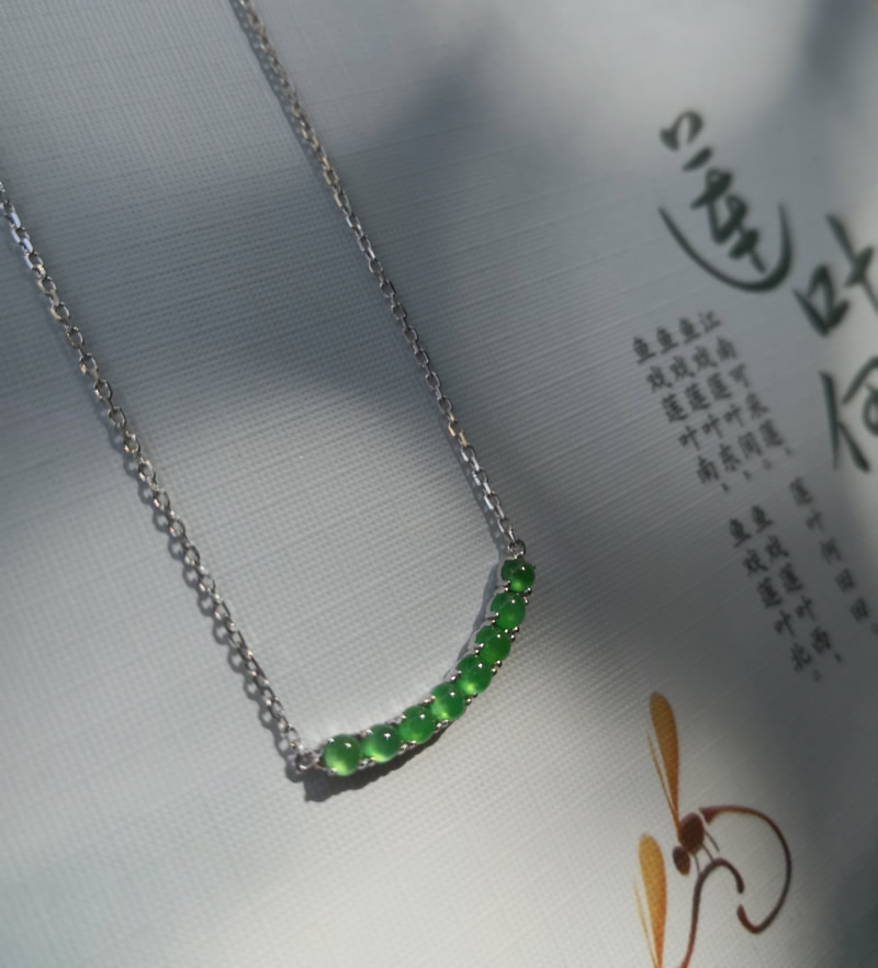 翡翠阳绿蛋面起荧光18K镶嵌 八方来财锁骨链